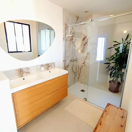 Family House 190 M2 - 3 Bedrooms, 2 Bathrooms